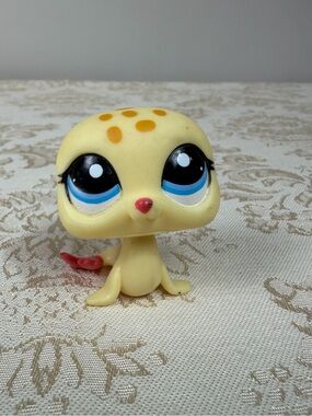 Littlest Pet Shop Pale Yellow Seal with Blue Eyes and Pink Nose 2007